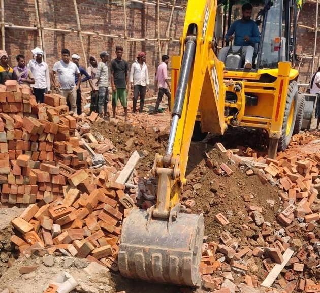 दिल्ली के अलीपुर में बड़ा हादसा, गोदाम की दीवार गिरने से 5 लोगों की मौत