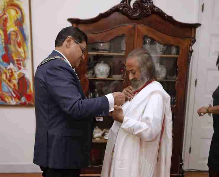 सूरीनाम ने गुरुदेव श्रीश्री रविशंकर को सर्वोच्च नागरिक सम्मान से किया सम्मानित - Sri Sri Ravi Shankar receives the highest State honour of Suriname