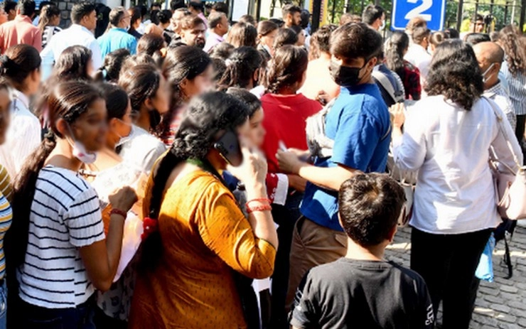 Indore News:  पटवारी भर्ती में धांधली से गुस्‍साए 300 से ज्‍यादा युवाओं ने घेरा कलेक्टर ऑफिस, क्‍या मांगें हैं छात्रों की