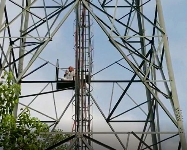 अवैध खनन के विरोध में मोबाइल टावर पर चढ़ा साधु - sadhu climbs on mobile tower