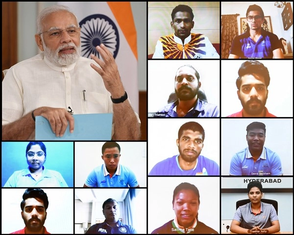 'नाम बैकहम है तो फुटबॉल खेला कि नहीं', PM मोदी ने खिलाड़ियों से पूछे रोचक सवाल (Video) - Prime Minister Narendra Modi interacts with Indian Athletes on way to participate in Commonwealth Games