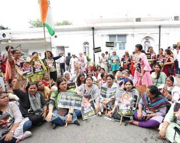 सोनिया के समर्थन में कांग्रेस का प्रदर्शन, कहा- ‘विपक्ष मुक्त भारत’ चाहते हैं मोदी और शाह - congress protest against Sonia Gandhi