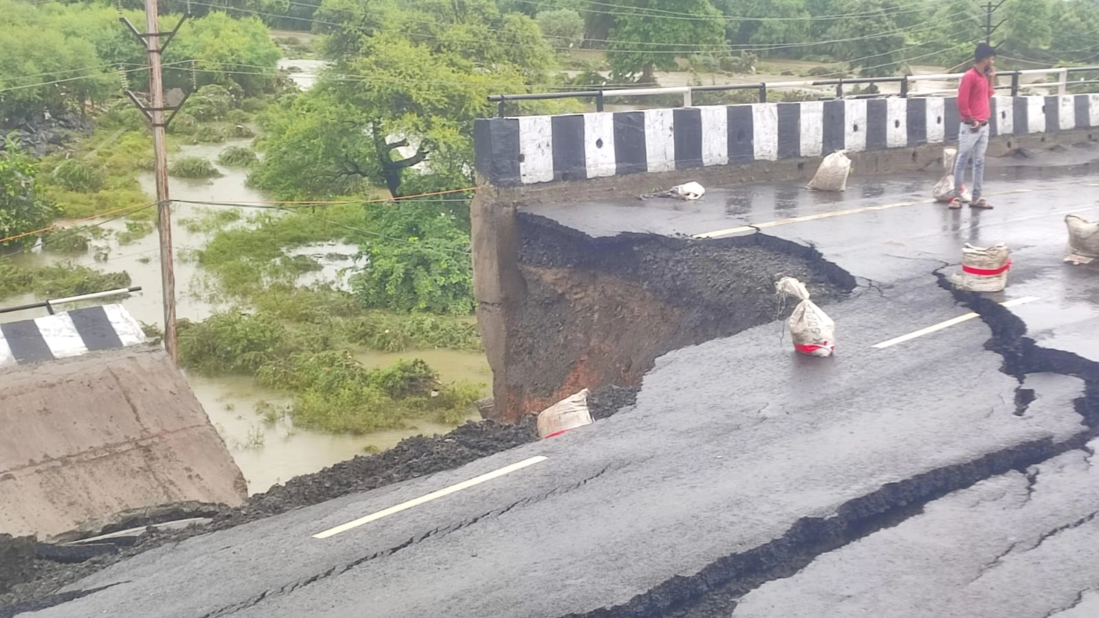 भोपाल में बारिश ने खोली भ्रष्टाचार की पोल, करोड़ों की लागत से बना पुल बहा - Bhopal: The bridge built on the National Highway collapsed