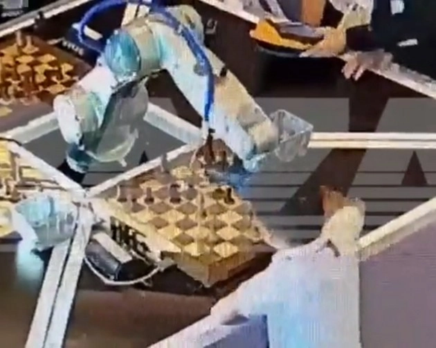 बच्चे को रोबोट के साथ शतरंज खेलना पड़ा भारी, तोड़ दी अंगुली, वीडियो वायरल - robot breaks finger of child while playing chess
