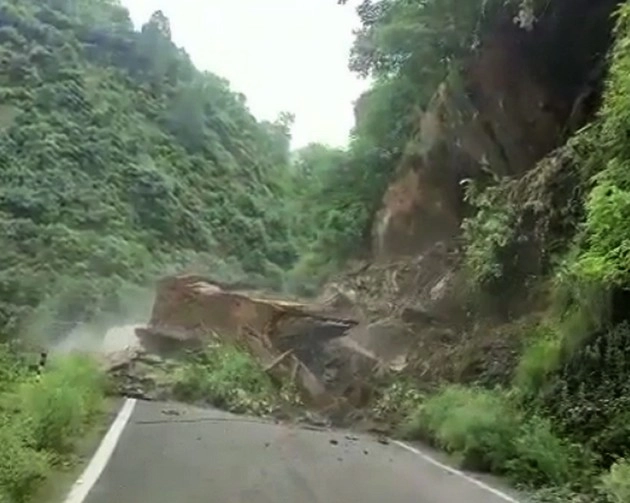 उत्तराखंड में नेशनल हाइवे के पास भूस्खलन, लाइव वीडियो हुआ वायरल - Landslide near National Highway in Uttarakhand