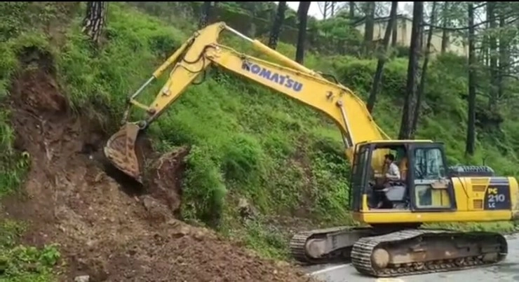 बारिश से बेहाल नैनीताल, पर्यटक हुए परेशान, भूस्खलन से रास्ते हुए जाम - Landslide wipes away major portion of Nainital-Bhowali road