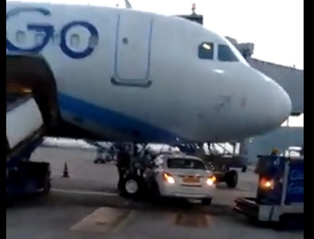 किसकी चूक? टेकऑफ के लिए तैयार था IndiGo का विमान, नीचे फंसी Go First की कार, देखें वीडियो - go first car passes under indigo plane narrowly misses wheel at delhi airport