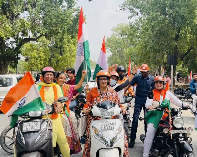 लाल किले से इंडिया गेट तक सांसदों की बाइक रैली, क्यों मचा सियासी संग्राम? - Tiranga bike rally of MP from red fort to india gate