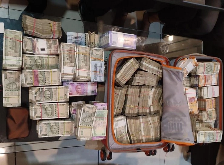 भोपाल में क्लर्क के घर EOW के छापे में 85 लाख नकद बरामद, करोड़ों की काली कमाई का हुआ खुलासा - 85 lakh cash recovered in EOW raid at clerk's house in Bhopal