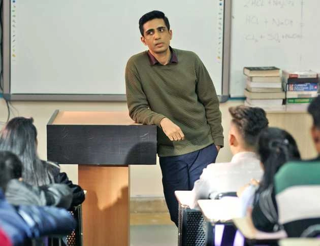 'शिक्षा मंडल' एक्टर गुलशन देवैया बोले- शिक्षा एक व्यवसाय हो सकती है, लेकिन भ्रष्ट व्यवसाय नहीं | actor gulshan devaiah talks about his web series shiksha mandal