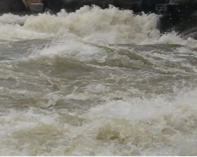 बाढ़: कैसे इतना ताकतवर हो जाता है पानी