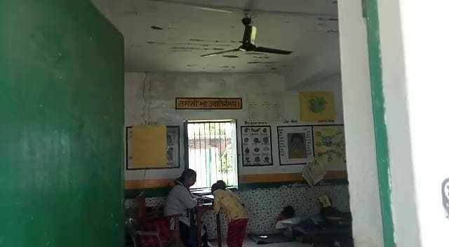 बिजली को तरस रहा है यूपी का सरकारी स्कूल, शोपीस बने पंखे - There is no current in the fans in the school of Sarwankheda