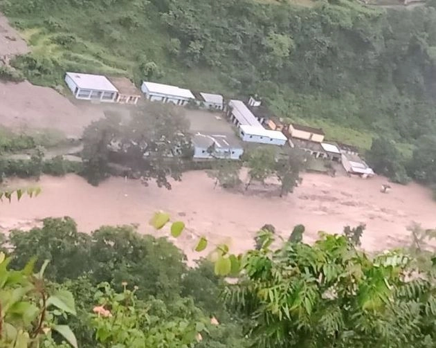 केरल में भारी बारिश का कहर, 8 लोगों की मौत, 7800 से ज्यादा बेघर - 8 people died due to heavy rains in Kerala, more than 7800 homeless