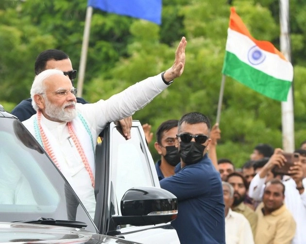 गुजरात दौरे के दूसरे दिन पीएम मोदी ने किया भुज में रोड शो - PM Modi in Gujrat : road show in Bhuj