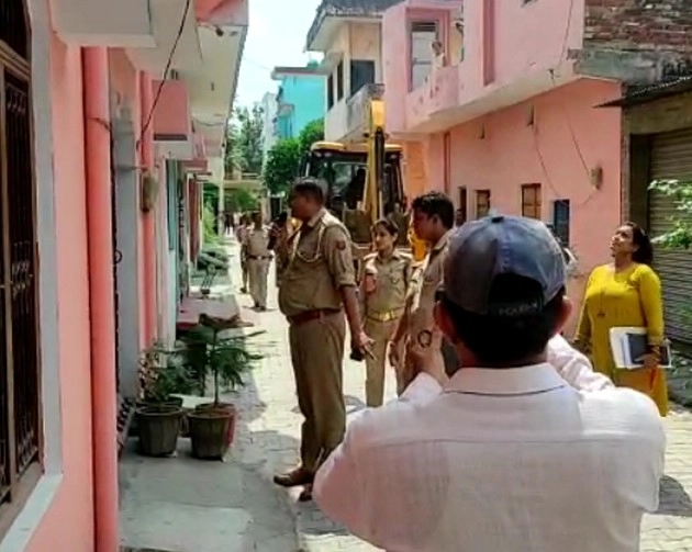 UP में CM योगी के बुलडोजर का खौफ, दहेज पीड़िता को सम्मान के साथ ससुराल में मिला प्रवेश