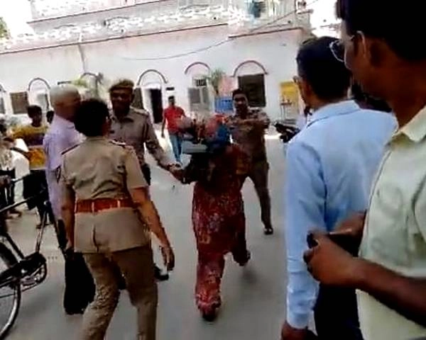 महिला ने पुलिस SI को चप्पलों से पीटा, सोशल मीडिया पर वायरल हुआ वीडियो - Woman beat up police SI with slippers