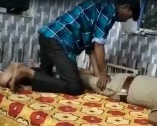 यूपी में दरोगा को युवक से पैर दबवाना पड़ा भारी, मिली सजा - inspector line-up for pressing the young man's feet