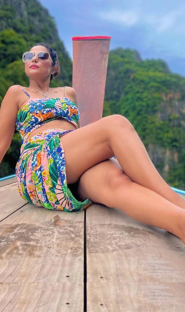 हिना खान ने थाईलैंड पहुंचते ही मिनी स्कर्ट में दिखाया बोल्ड अवतार - Hina Khan shared photos from her vacation from Thailand