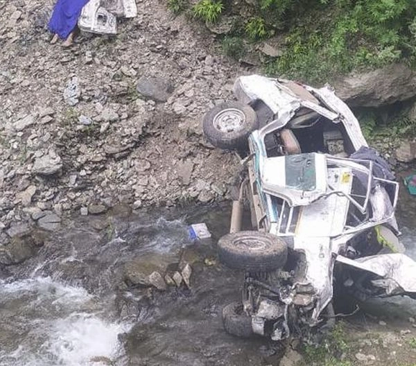 Jammu Kashmir: जम्मू-कश्मीर के किश्तवाड़ में बड़ा सड़क हादसा, 8 लोगों की मौत, कई घायल - jammu kashmir road accident 8 people died and many injured after a car fell into a gorge in kishtwar district