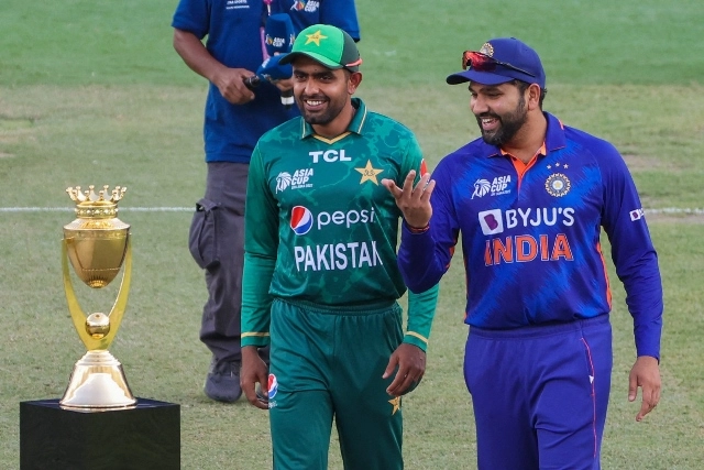 भारत ने पाक के खिलाफ टॉस जीतकर गेंदबाजी का फैसला किया - India won the toss and elected to bowl first against Pakistan