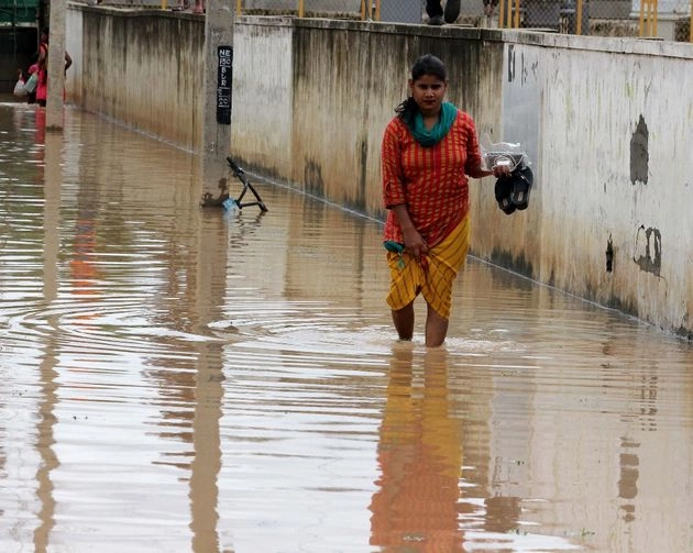 बाढ़ से बेहाल बेंगलुरु, IMD के अलर्ट ने फिर बढ़ाई चिंता - imd heavy rain alert in bangluru