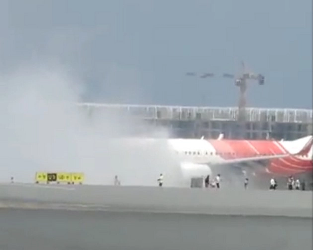 रन वे पर एयर इंडिया के विमान से निकला धुआं, इमरजेंसी में यात्रियों को निकाला