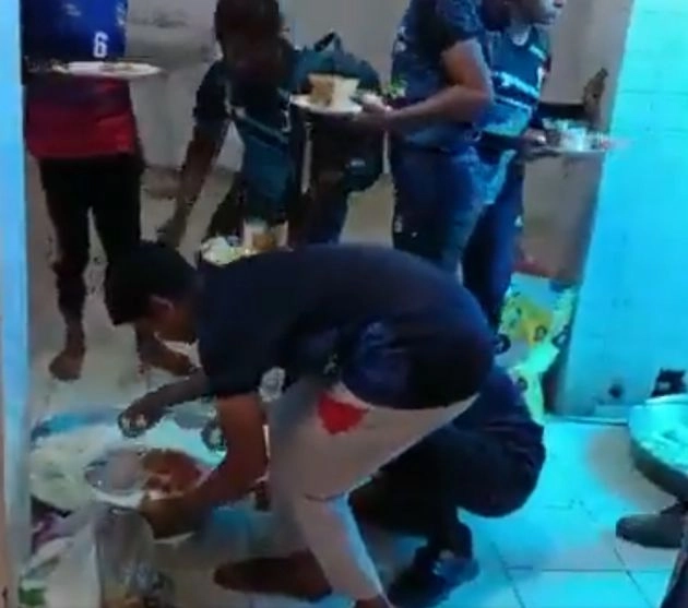 शर्मनाक, यूपी में खिलाड़ियों को टॉयलेट में परोसा खाना, वायरल वीडियो पर बवाल - UP sports person served food kept in toilet