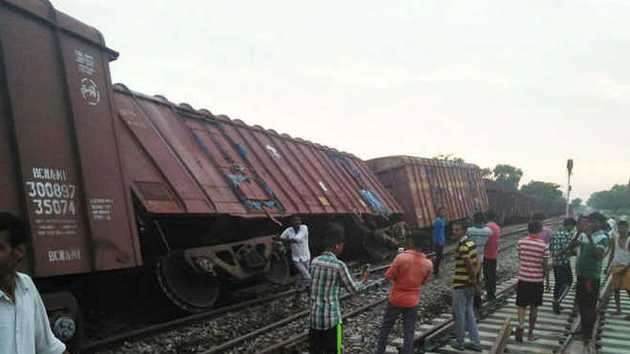 2 मालगाड़ियों में भीषण टक्कर, 9 डिब्बे पलटे, रेल यातायात प्रभावित - goods train derailed in sultanpur