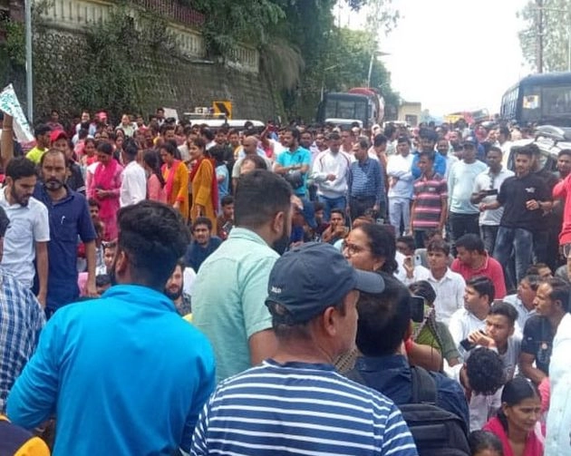 अंकिता भंडारी हत्याकांड : बदरीनाथ हाईवे पर धरने पर बैठे लोग, श्रीनगर में बाजार बंद - ankita bhandari murder case : badrinath highway blocked