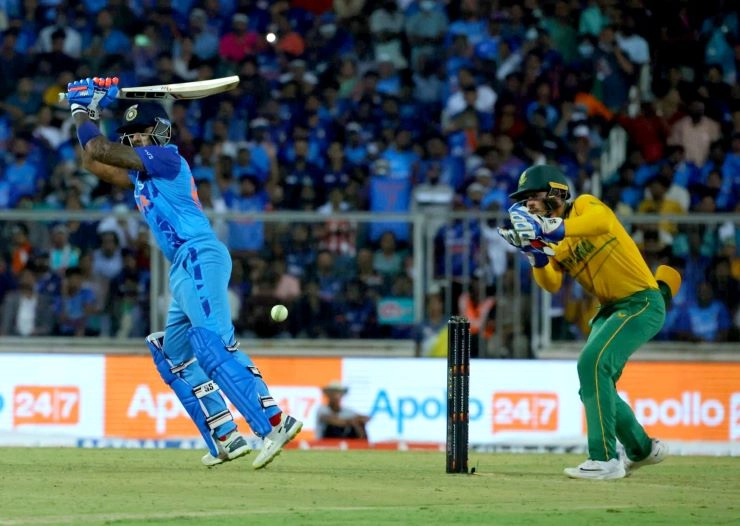 दक्षिण अफ्रीका के खिलाफ रिकॉर्ड शतक जमाकर चोटिल हुए कप्तान सूर्याकुमार - Suryakumar Yadav becomes first skipper to score a T20I hundred in South Africa