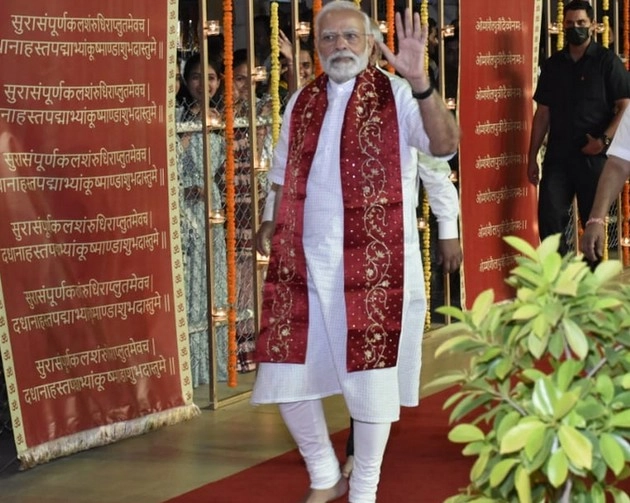 गुजरात : प्रधानमंत्री मोदी ने अंबाजी मंदिर में की प्रार्थना, गब्बर तीर्थ में 'महाआरती' में हुए शामिल - Prime Minister Narendra Modi offers prayers at Ambaji temple, participated in Maha Aarti in Gabbar Shrine