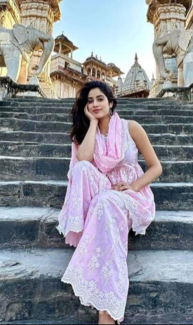 जयपुर पहुंचकर पुरानी यादों में खोईं जाह्नवी कपूर, फैंस को पसंद आया एक्ट्रेस का सादगी भरा अंदाज | after 5 years janhvi kapoor reached at amers jagat shiroman temple photos goes viral