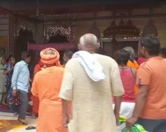 Mathura: आश्रम पर कब्जे का विवाद गहराया, साधुओं के दो गुटों में आपस में चले लाठी-डंडे