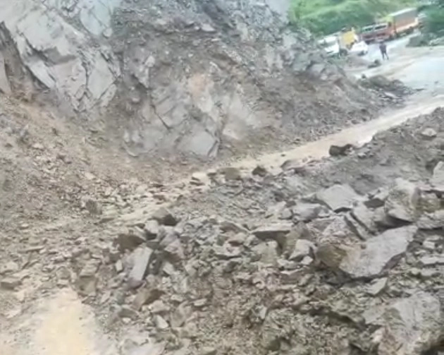 भूस्खलन के कारण बद्रीनाथ राष्ट्रीय राजमार्ग बाधित