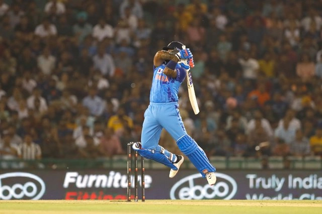 ऐसे रबर बॉल से विकेट के पीछे शॉट्स खेलना सीखे सूर्यकुमार यादव (Video) - Rubber ball assisted Suryakumar Yadav to play behind the stumps