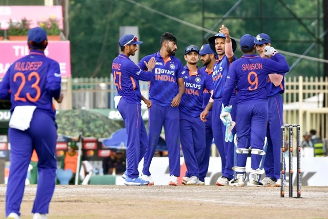 अंतिम 10 ओवर में भारतीय गेंदबाजों ने की वापसी, द. अफ्रीका ने मारे सिर्फ 4 चौके