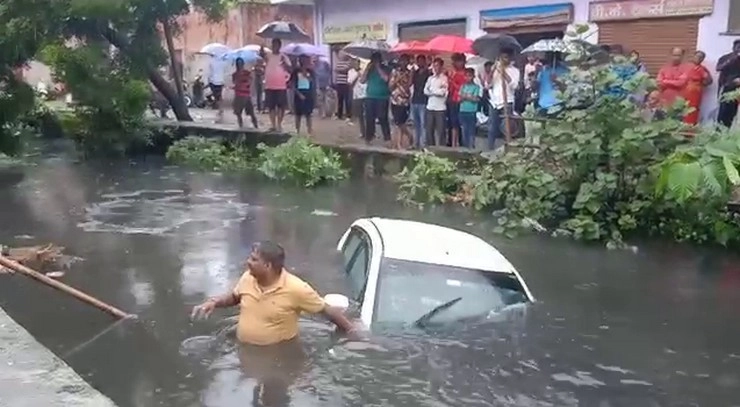 Meerut में सामने आई नगर निगम की बड़ी लापरवाही, ड्राइवर सहित नाले में समाई कार (वीडियो)