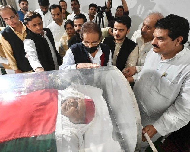 राजकीय सम्मान के साथ पूर्व मुख्‍यमंत्री मुलायम सिंह का अंतिम संस्कार (Live)