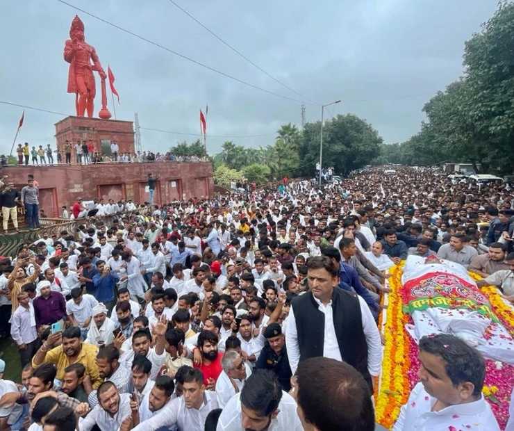 Mulayam Singh Yadav Funeral : पंचतत्व में विलीन हुए मुलायम सिंह, नम आंखों से बेटे अखिलेश ने दी मुखाग्नि, सैफई में उमड़ा जनसैलाब