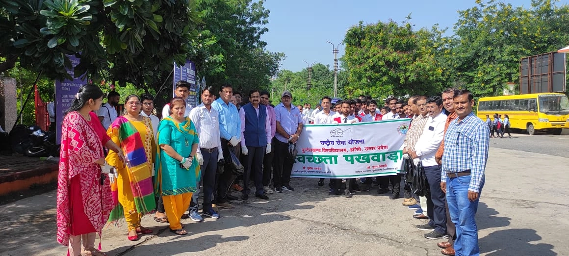 बुंदेलखंड विश्वविद्यालय का स्वच्छता अभियान,NSS ने बरुआसगर और पहाड़ी आदिवासी बस्ती में लोगों को किया जागरूक - Cleanliness campaign of NSS of Bundelkhand University
