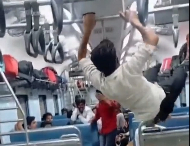 ट्रेन में नहीं थी पैर रखने की जगह, बोगी पार करने के लिए बन गया स्पाइडरमैन, वायरल हुआ वीडियो - spider man in india video viral