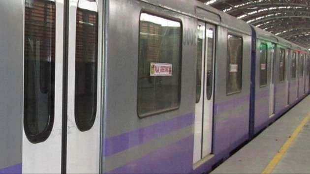Delhi Metro સીટ માટે ઝઘડો થયો, પછી મહિલાએ કર્યું આવુ, જુઓ  Viral Video