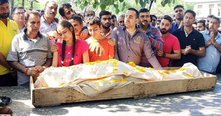 पाकिस्तान मुर्दाबाद के नारों के बीच कश्मीरी पंडित पूरण बट का जम्मू में अंतिम संस्कार - kashmiri pandit pooran butt cremated in jammu amid slogans of murdabad