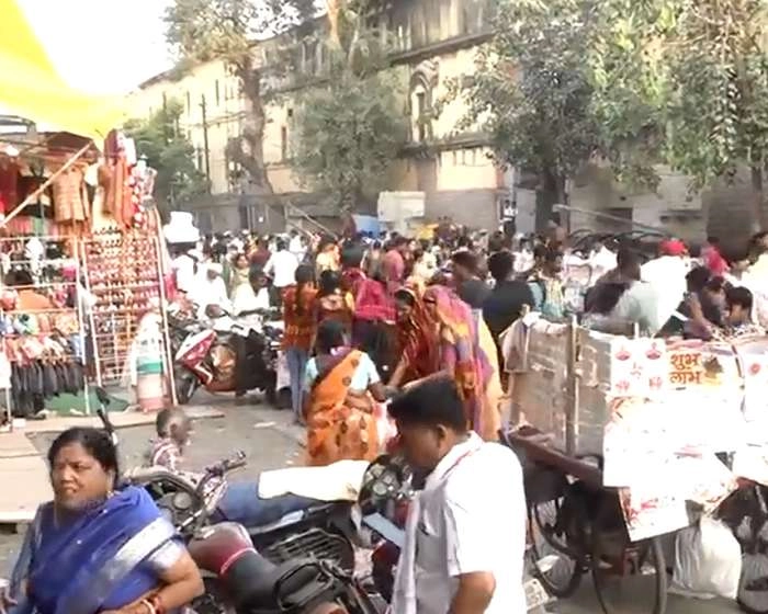 'गड्‍ढे' में व्यापार, इंदौर के प्रशासन और नगर निगम से व्यापारी नाराज - Indore traders angry with excavation and sign board tax