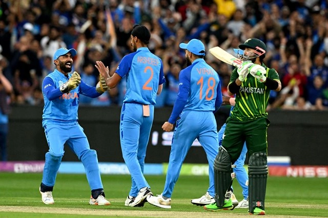 मेलबर्न की पिच पर भारतीय तेज गेंदबाज चमके, पाकिस्तान ने दिया 160 रनों का लक्ष्य