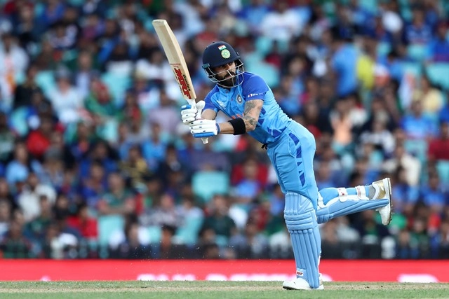 Virat Kohli दूसरे मैच के लिए पहुंचे Indore, 14 महीनों बाद T-20 Cricket में वापसी [WATCH]
