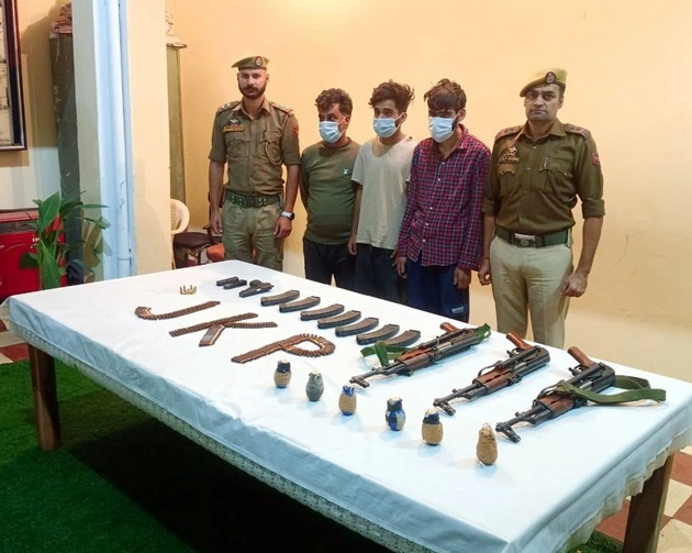 जम्मू में 3 हाइब्रिड आतंकी हथियारों समेत गिरफ्तार - 3 hybrid terrorists arrested with weapons in Jammu