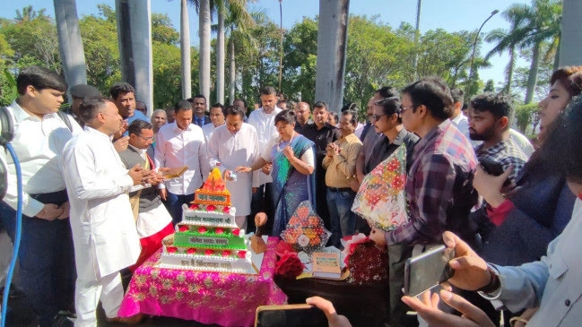 मंदिर के डिजाइन वाला केक काटने पर घिरे कमलनाथ, भाजपा ने लगाया हिंदुओं की आस्था से खिलवाड़ का आरोप - Kamal Nath gets embroiled for cutting temple-designed cake