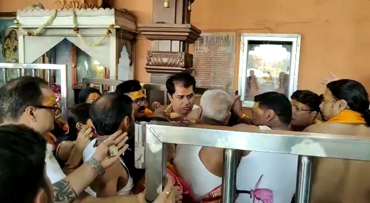 Ujjain Mahakal Temple : आस्था पर भारी पैसा, अव्यवस्‍थाओं का अंबार, दर्शन के लिए श्रद्धालुओं में लात-घूंसे - Watch the video fight between devotees in Mahakal temple