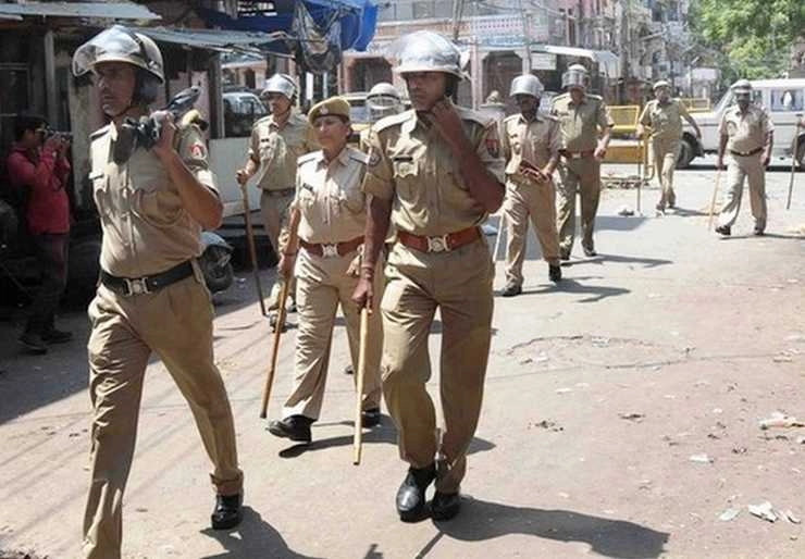 धार्मिक जुलूस में आपत्तिजनक नारे लगाने के बाद बड़ी संख्या में पुलिसकर्मी तैनात - Tension in a village in Nandurbar district after objectionable slogans were raised